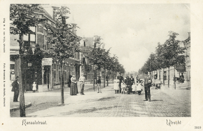 592 Gezicht in de Kanaalstraat te Utrecht.